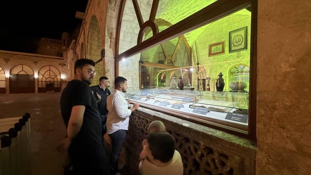 Gündüz sıcağından kaçan kültür meraklıları tarihi alanları gece serinliğinde görme fırsatı yakalıyor 5